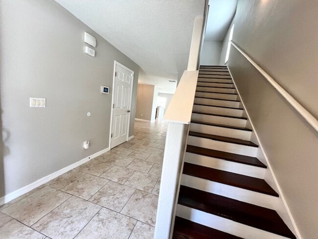 Photo - OVIEDO/UCF RENTAL! Wonderful 3 bd 2.5 bath corner unit townhome! 1 CAR ATTACHED GARAGE!NO CARPET!...