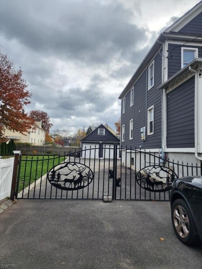 Photo - 30 E 15th St