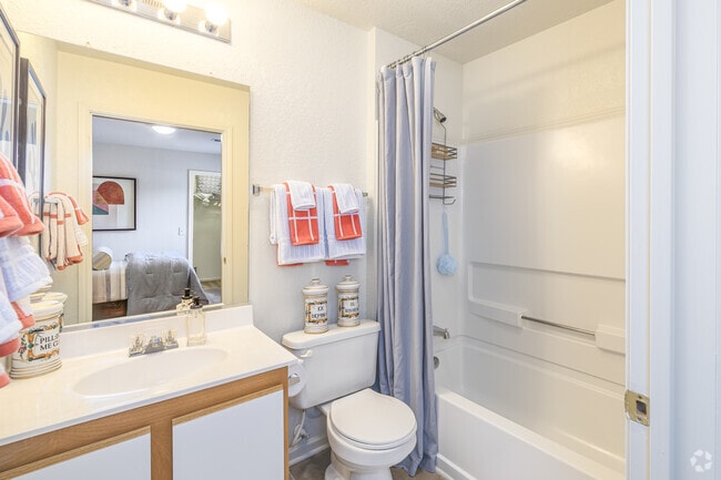 2BR, 2BA - 1,035SF - Guest Bathroom