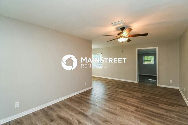 Photo - 3 Bedroom Pet-Friendly Home in JACKSONVILLE, FL with Main Street Renewal