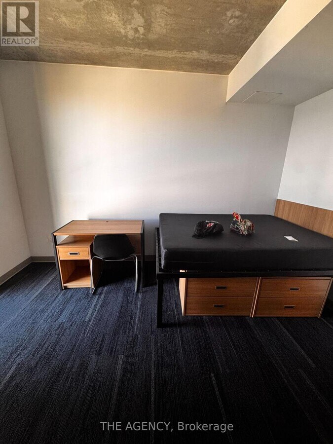 Photo - 253 College St