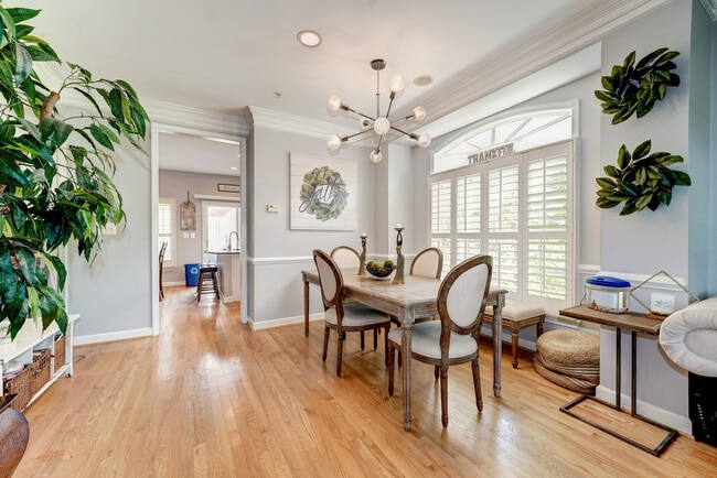Large Dining Room with Bay Window!