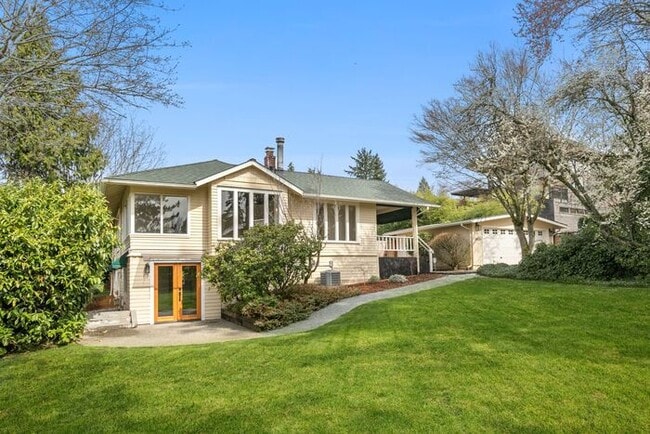 Building Photo - Sunny Air Conditioned Mercer Island Charmer! Rental