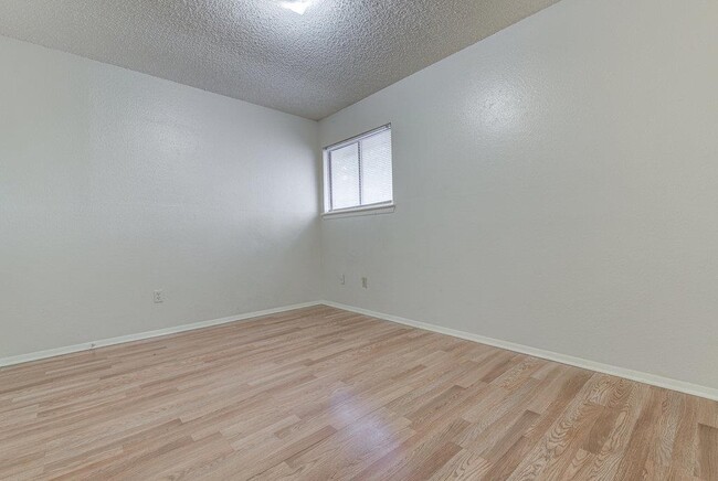 Photo - 300 Villa Oaks Cir
