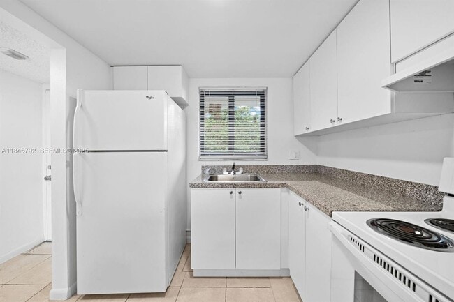 Building Photo - 2611 NW 56th Ave Unit 428