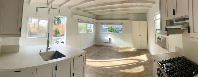 Building Photo - 301A Broadway Street Unit Studio + small bonus room Rental