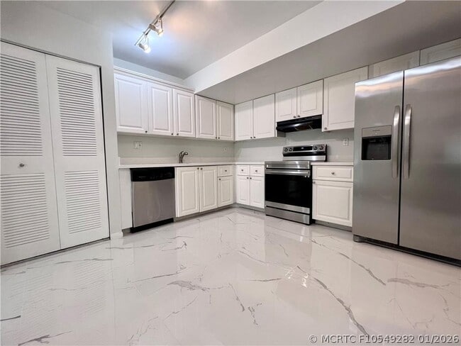 Building Photo - 701 N Pine Island Rd Unit 303