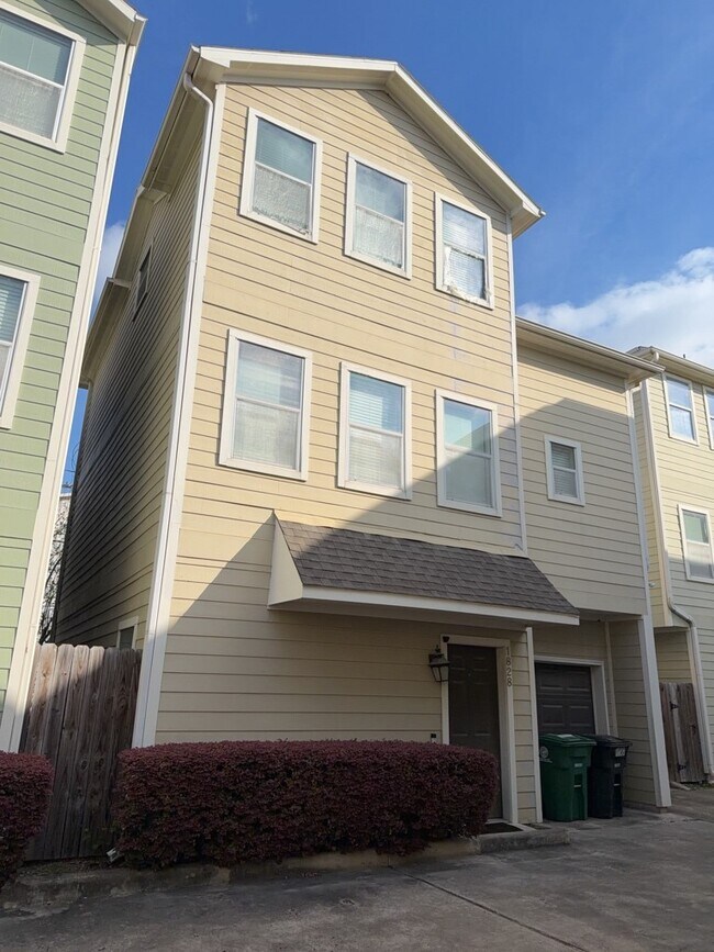 Photo - 1828 Fletcher St