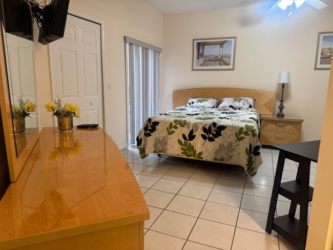 Photo - 8235 Mulligan Cir Unidad B Side