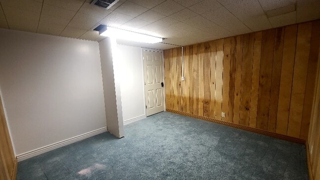557 Laker Wy