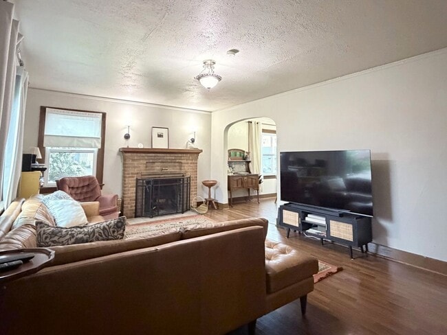 Photo - Charming 2 bedroom 1 bath house Available 05/01/2026