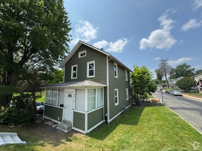 Building Photo - Charming 2 Bed 1.5 Bath Single Family Home...