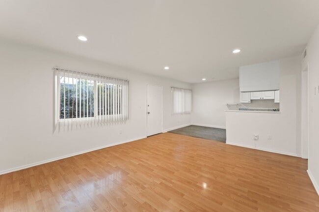 Photo - 5738 Woodman Ave Unidad 3