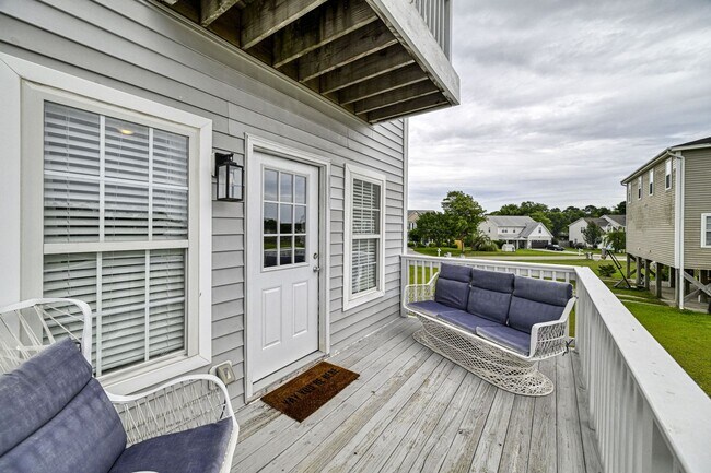 Building Photo - Updated coastal townhome- fully furnished!