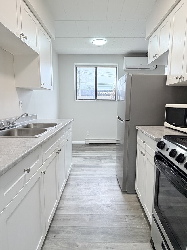 Building Photo - 591 Wellington Ave Unit 101