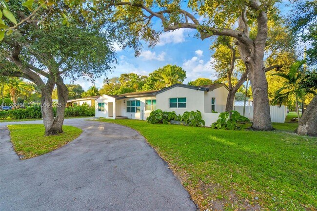 Photo - 695 NE 160th St