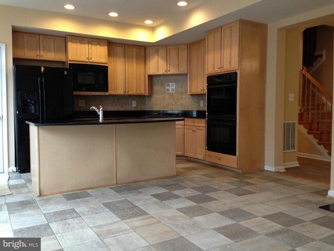 Photo - 22949 Fanshaw Square