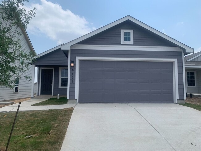 Building Photo - *COMING SOON* Comfortable Living with Open Kitchen & Fenced Yard!