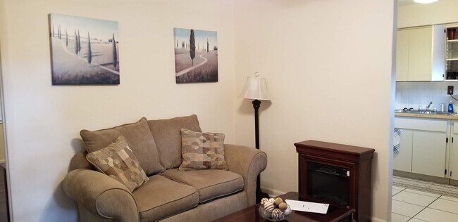 Maplenut Way, 1117 S