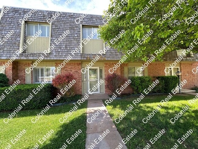 Building Photo - Spacious and unique 3 bedroom 2 and a half... Rental