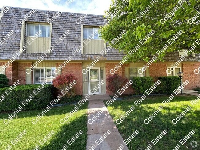 Building Photo - Spacious and unique 3 bedroom 2 and a half... Rental