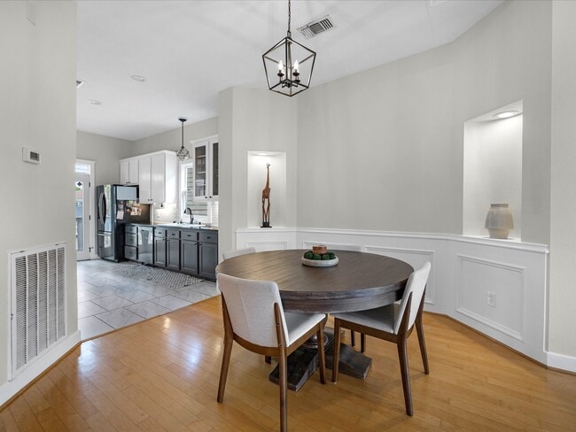 Photo - 403 E 25th St