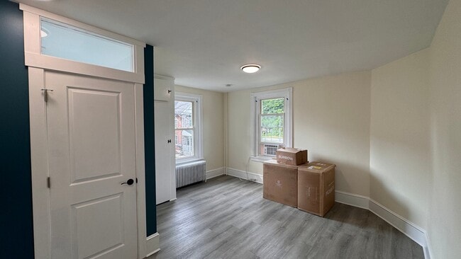 Photo - 208 Bridge St