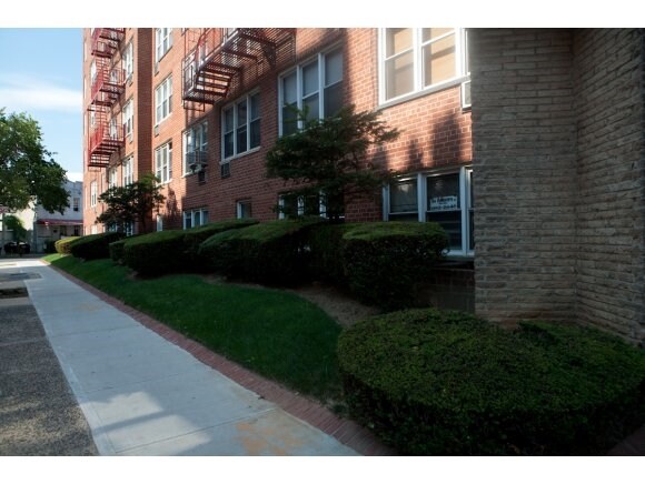 Primary Photo - 855 E 7th St