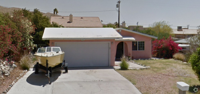 Building Photo - Spacious 3 Bed, 2 Bath Home with Desert Vi...