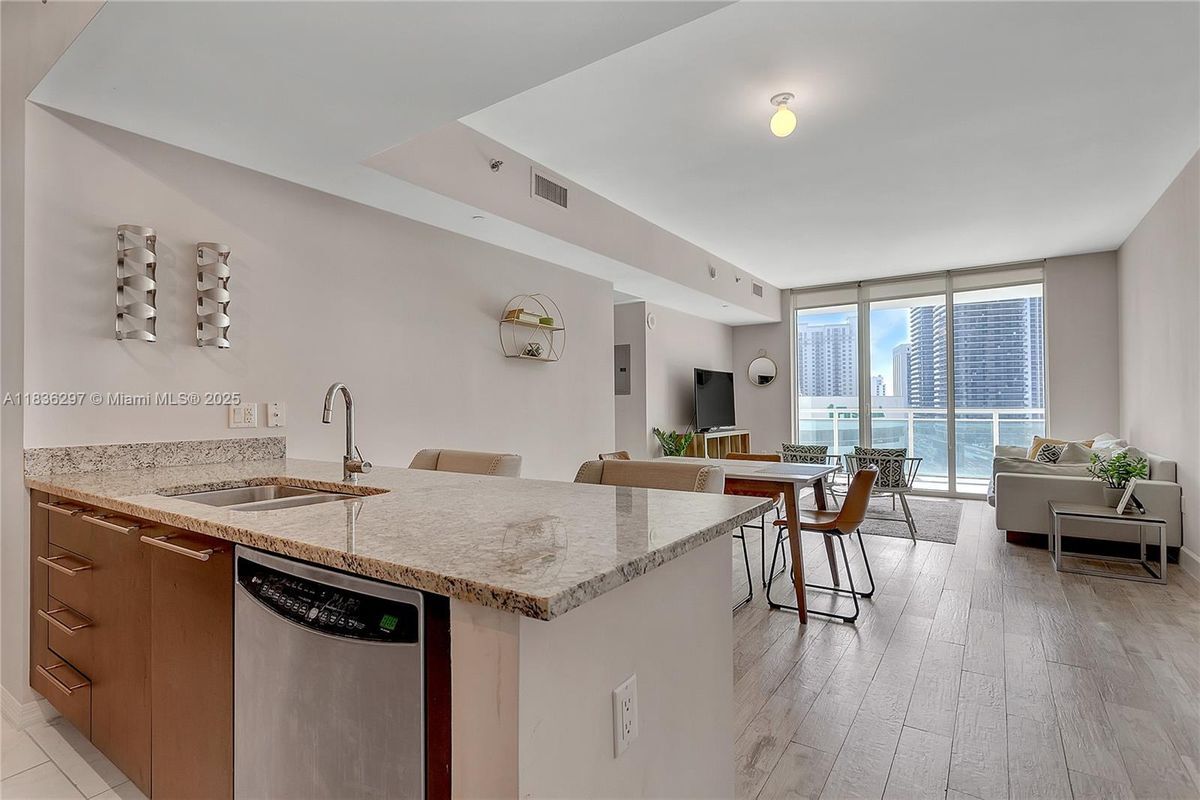 Photo - 950 Brickell Bay Dr