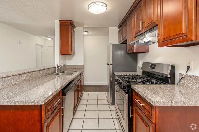 1BR, 1BA - 775SF - Kitchen
