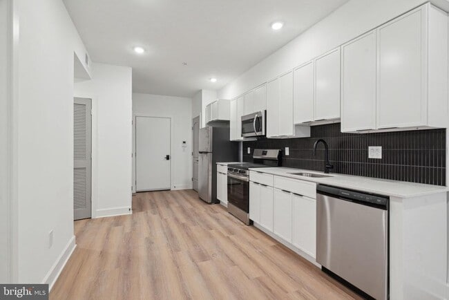 Building Photo - 2039 N Front St Unit 301