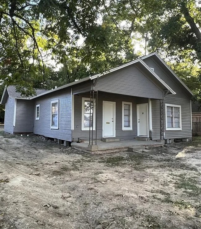 Building Photo - 301 W College St Rental