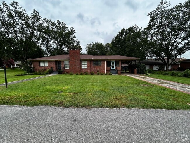 Building Photo - Spacious Home In Oxford