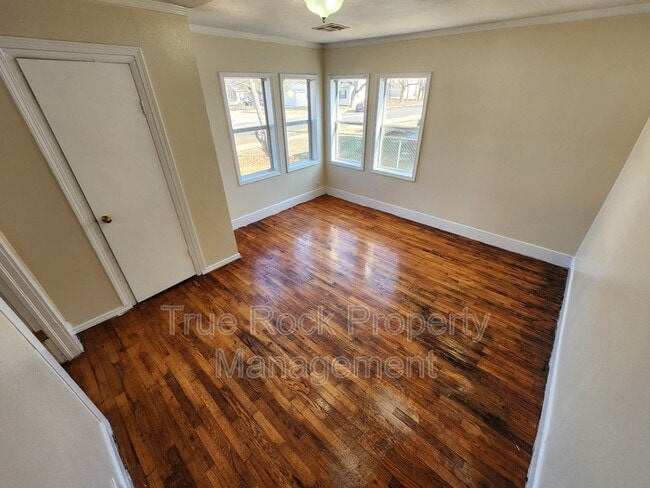 Photo - 231 W 4th St