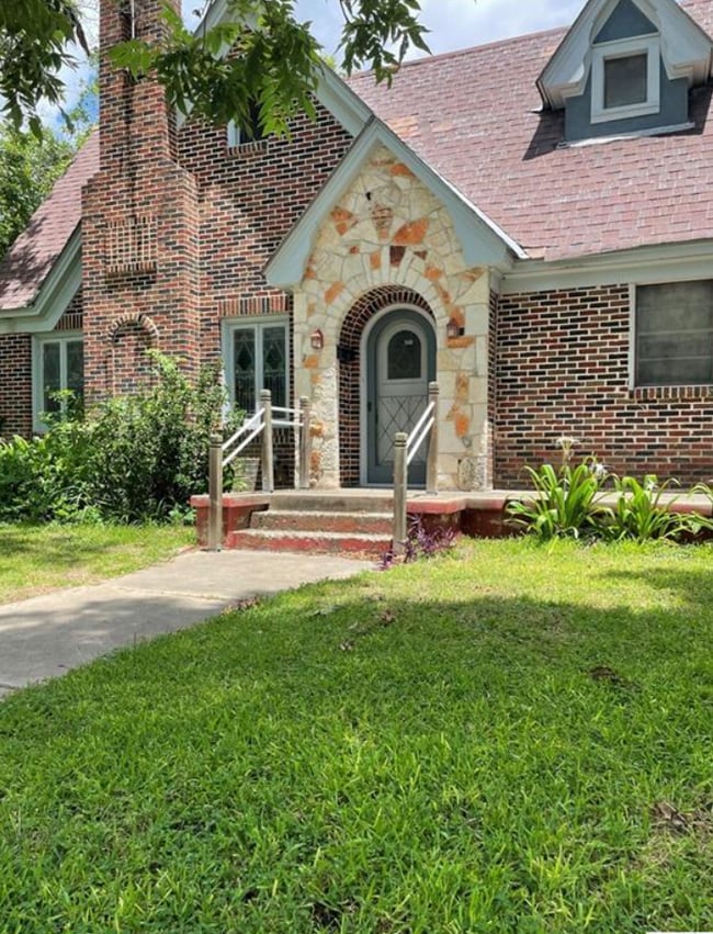 Photo - 210 E Cedar St