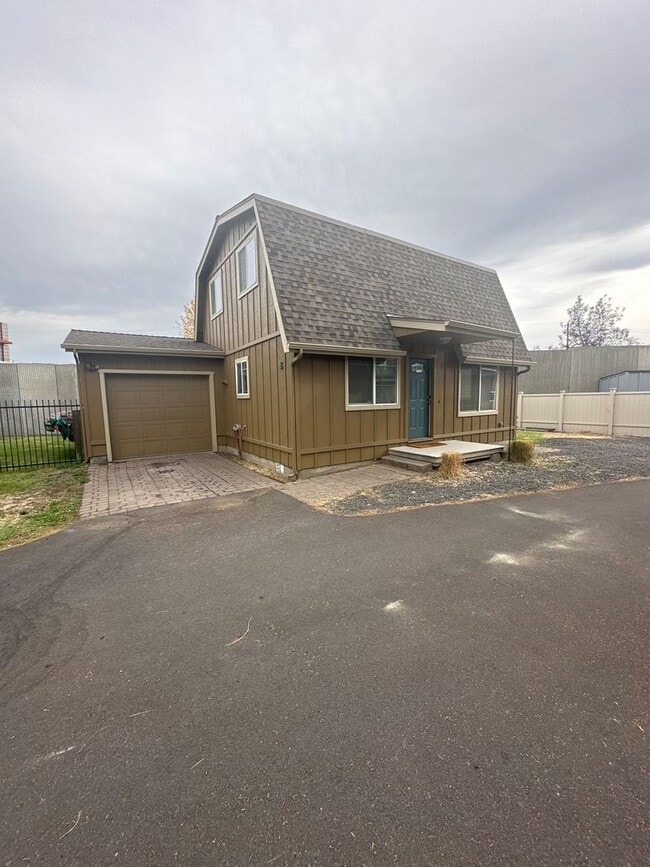 Building Photo - cle11 Unit B