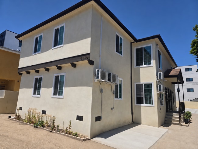 Building Photo - 1349 W 35th Pl Unit 2