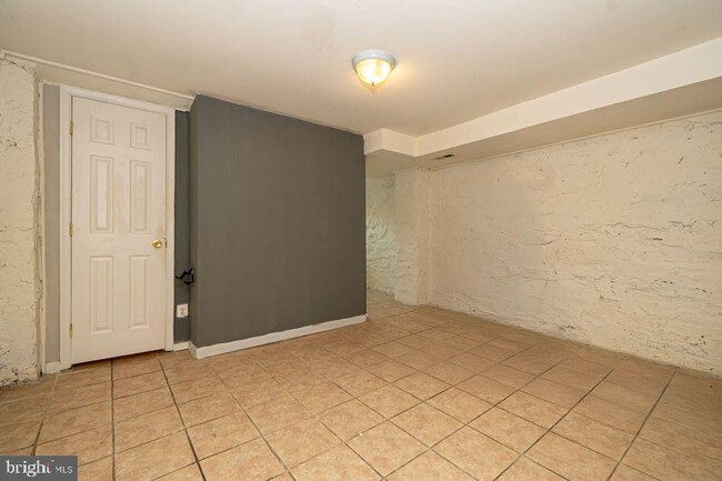 Photo - 307 E 25th St Unidad BASEMENT APARTMENT