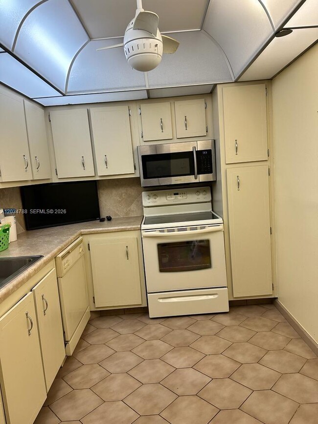 Building Photo - 900 St Charles Pl Unit 708