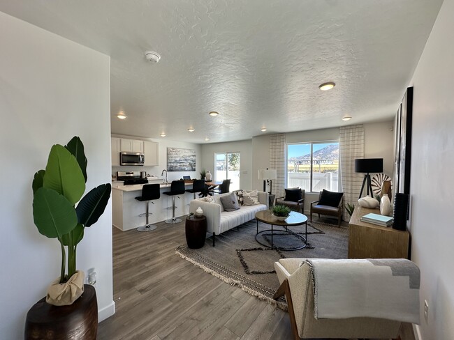 Living Room & Kitchen - 1157 W Hidden Spring Dr Casa Adosada