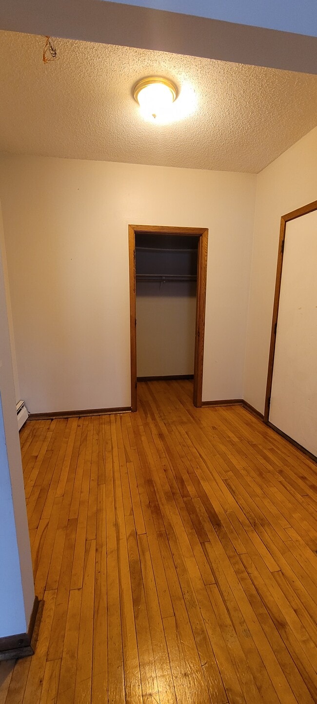 + zona de estar que da al balcón - 1023 James Ave N Unidad 1023