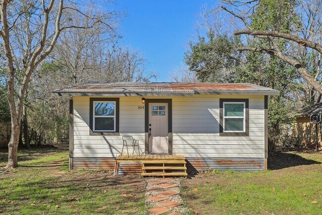 Photo - 304 Harris St