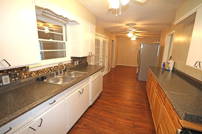 Photo - 1106 S Strong Blvd