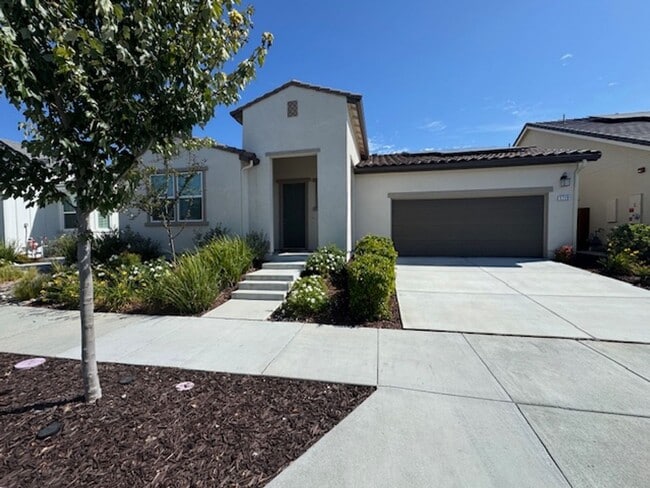 Building Photo - Beautiful, Single Story 3 Bedroom Home in ...