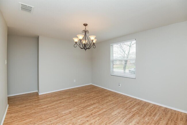 Photo - 1000 Bumble Bee Dr