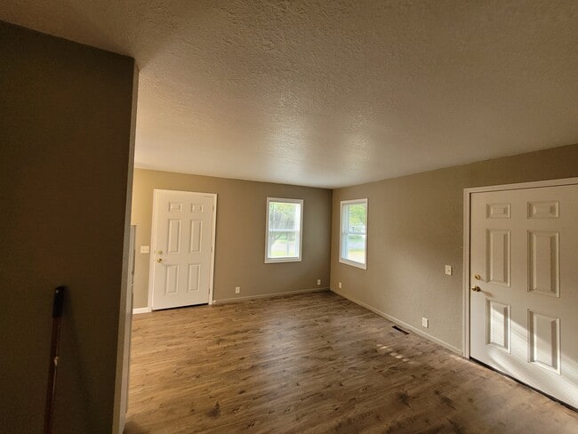 Photo - 711 E 10th St N