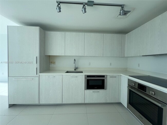 Photo - 501 NE 31st St Unidad 1009