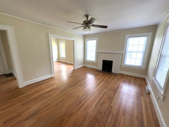Photo - Newly Renovated - Large Backyard - 2/2 House!!