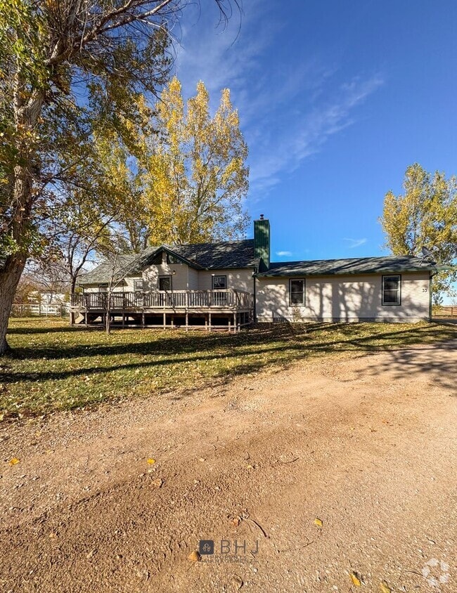 Building Photo - LARGE, PET-FRIENDLY 4 BED/ 3 BATH SINGLE F... Rental